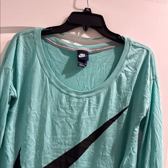 Nike Green Long Sleeve Relaxed Sweatshirt - Picture 2 of 3